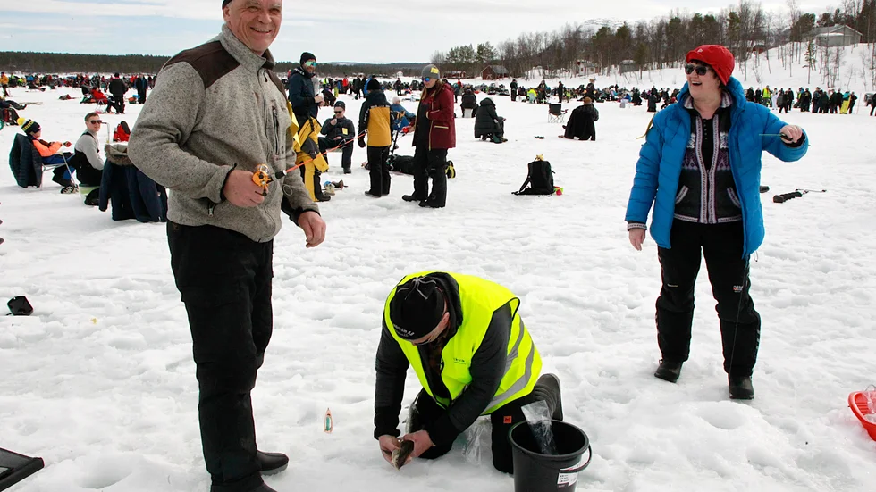 Hans Strömgren från Laisvallby drog upp den största fisken och vann 20 000 kronor. (Arkivbild)