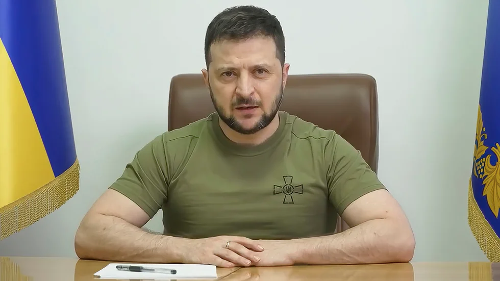 President Volodymyr Zelenskyj under sitt tal natten till måndagen. Bilden är distribuerad av presidentkontorets presstjänst.