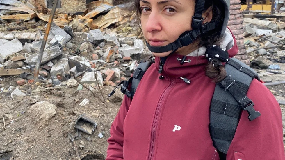 Lubna El-Shanti från Flen jobbar på Sveriges radio och bevakar kriget i Ukraina på plats. 