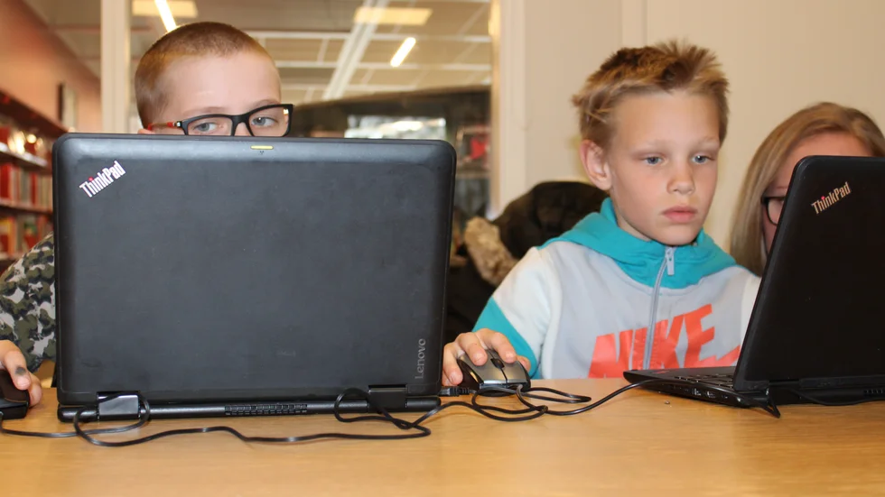 "Det är roligt att bygga spelet själv, då kan man testa det under byggandets gång också", säger Felix Prenker Swartz, 9.