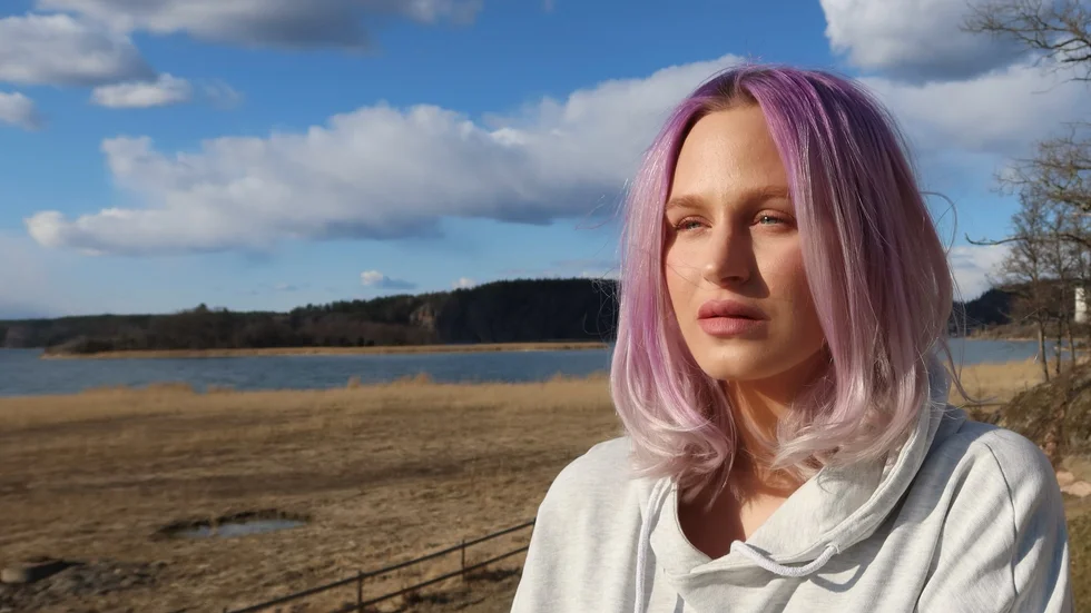 Artisten Eleonor Léone lever med postcovid. Sjukdomen har satt vardagen och framtiden på paus. "Någon har tryckt på 'av-knappen'. Ingenting fungerar. Det är otäckt", säger hon.