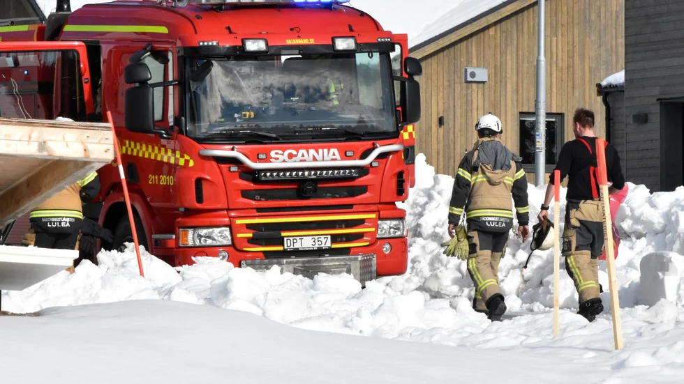 Räddningstjänsten i Luleå fick rycka ut till adressen på Dalbo igen under måndagsmorgonen. Det var resterna från helgens bastubrand som hade börjat ryka igen.