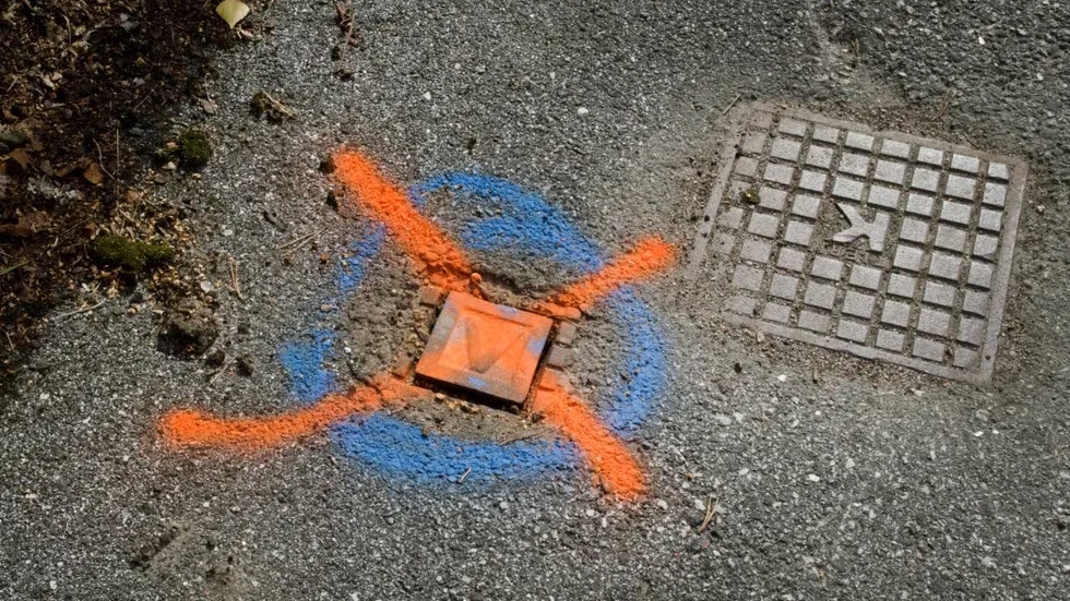 Den blå markeringen ritades dit efter att kommunen kontrollerat ventilen. Den orangefärgade ritades dit för att veta var kommunen ska gräva någonstans.