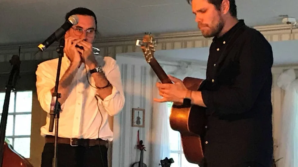 Filip Jers och Emil Ernemo briljerade med munspel och gitarr under onsdagskvällens konsert på Klämman i Mellösa.