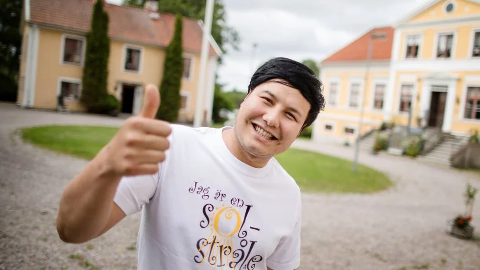 Ali Reza Hassani bor i Vingåker och jobbar som behandlingspersonal på Dammsdalsskolan. I framtiden vill han studera vidare till sjuksköterska.