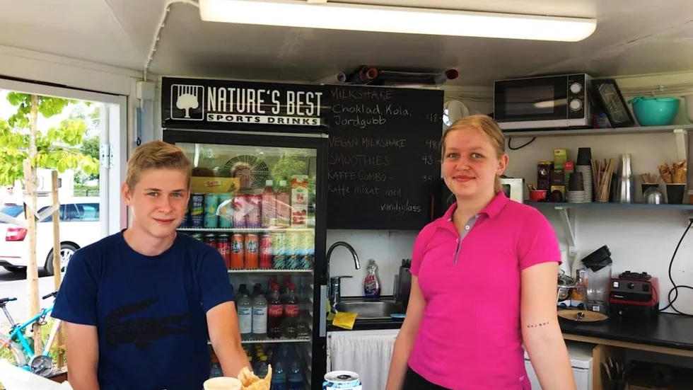 "Mjukglassen är populärast". Alexander Sjöblom och Linnea Strid bemannade kiosken.