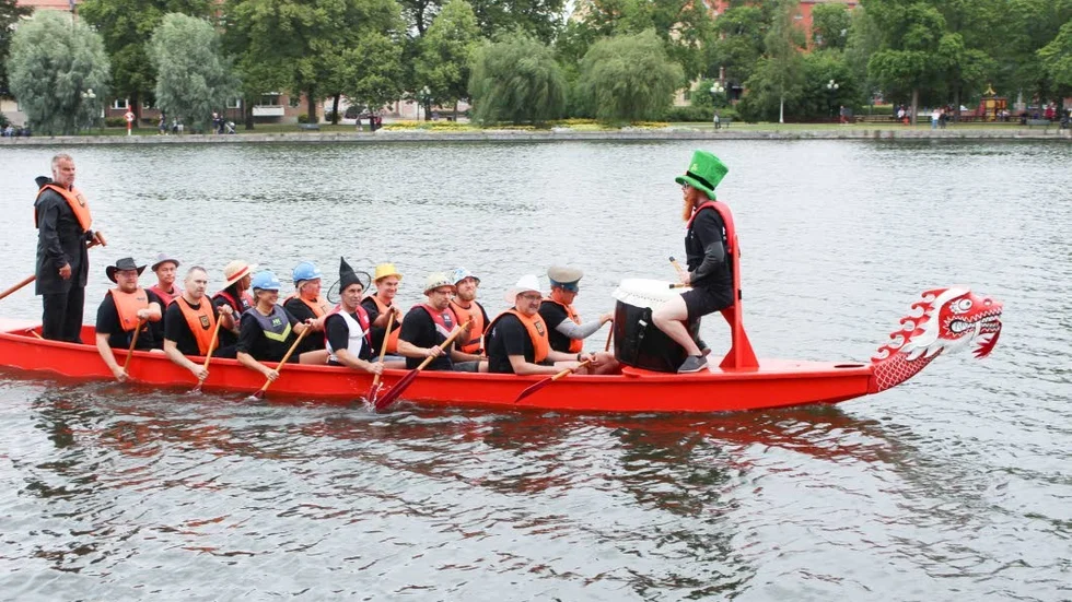 En av de 25 drakbåtarna beger sig ut i Eskilstunaån för att kämpa om prestigefulla bucklan.