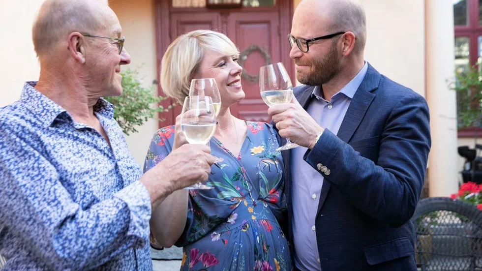 Håkan Larsson, Cecila Ekberg och Johan Ekberg skålar.