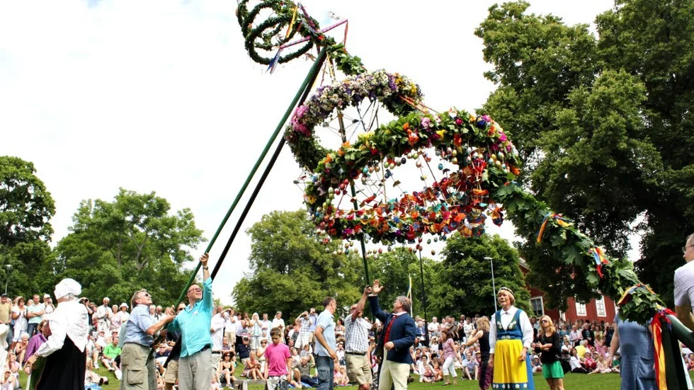 Arbetet med Malmköpings midsommarstång har pågått sedan i mars.