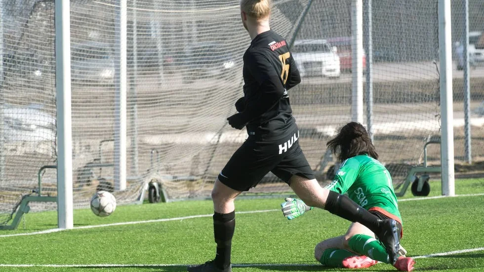 En rätt talande bild för Marcus Björklunds och Trosa Vagnhärads division 3-säsong så här långt. Björklunds gamla lag Hargs BK ligger och lurar ett par hack nedanför TVSK i division 3-tabellen.