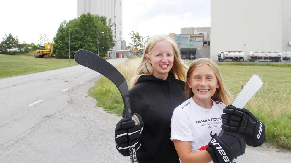 Linnea Claesson Lindgren och Kajsa Wallin får inom kort veta om de slagit sig in i Sörmlands trupp till TV-pucken.
