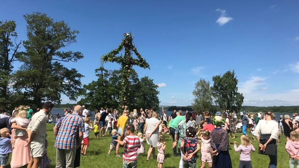 Midsommarfirandet på Visholmen lockade många att dansa runst stången.