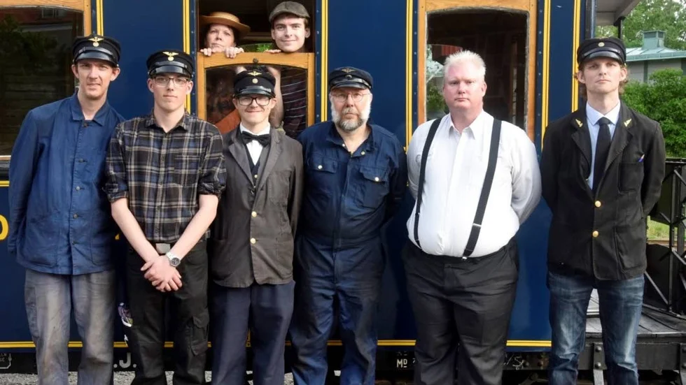 Hela emsemblen för "Klart för tåg". Marcus Ågren, Josef Jakobsson, Carl Eklund, Gunnar Berg, Alexander Backlund, Richard Porteous, Margareta Ljungberg och Peter Sveronius.