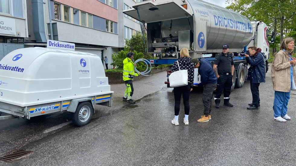 Det dröjde innan vissa av vattentankarna kom på plats.