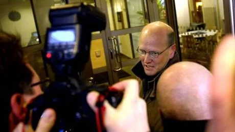 När Tomas Östros i går förmiddag anlände till partiets vu-möte möttes han av ett pressuppbåd. Hela affären hade ju utspelat sig i massmedierna, men det var först på eftermiddagen som det offentligt tillkännagavs att Östros skulle ta över Nuders roll. Foto: Pontus Lundahl/Scanpix