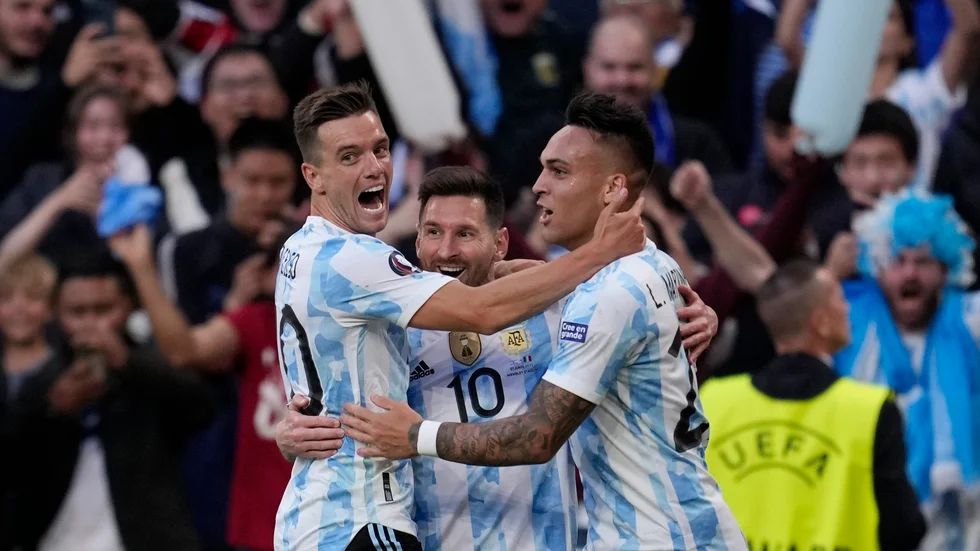 Argentinas Lautaro Martinez, th, firar med Lionel Messi, och Giovani Lo Celso efter 1–0 mot Italien.
