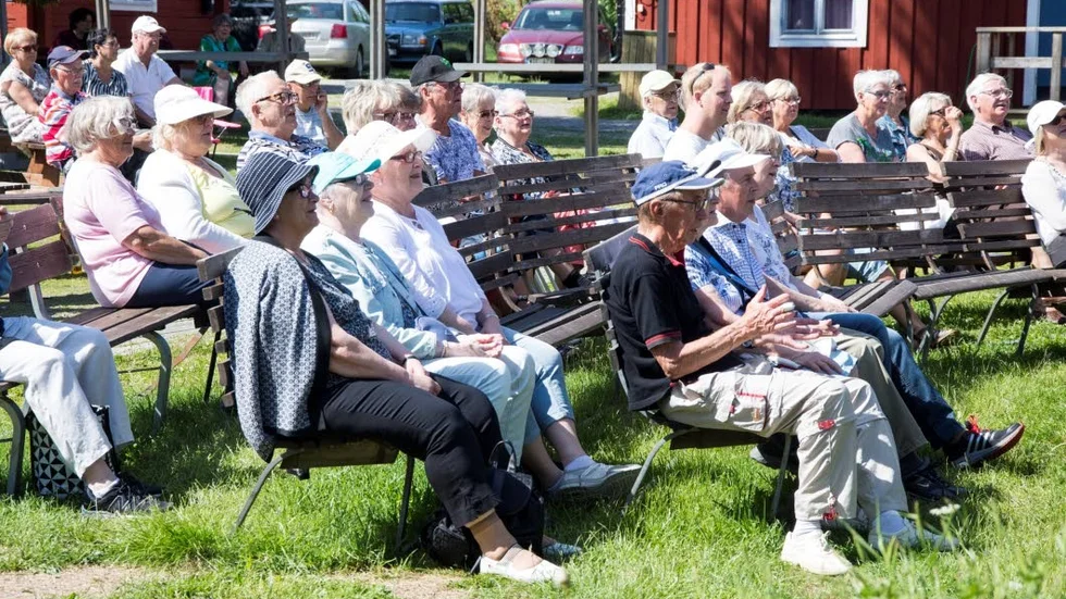 Folkfest. Till slut fylldes bänkarna på Hägnan åtminstone hyggligt.