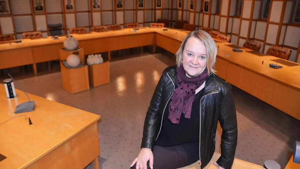 Gammalt och slitet. Kanslichefen Carina Hallnor, sitter i den gamla kommunstyrelsesalen som inte reoverats på över 30 år.