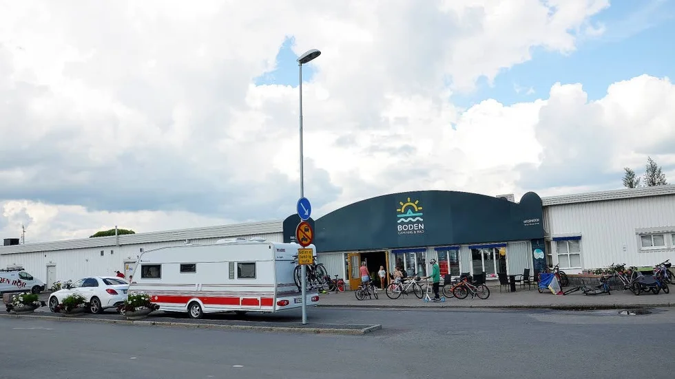 Trångt. Det är det i dag på kommunens camping. Därför vill bolaget som driver campinget och badet ha extra tomtmark.
