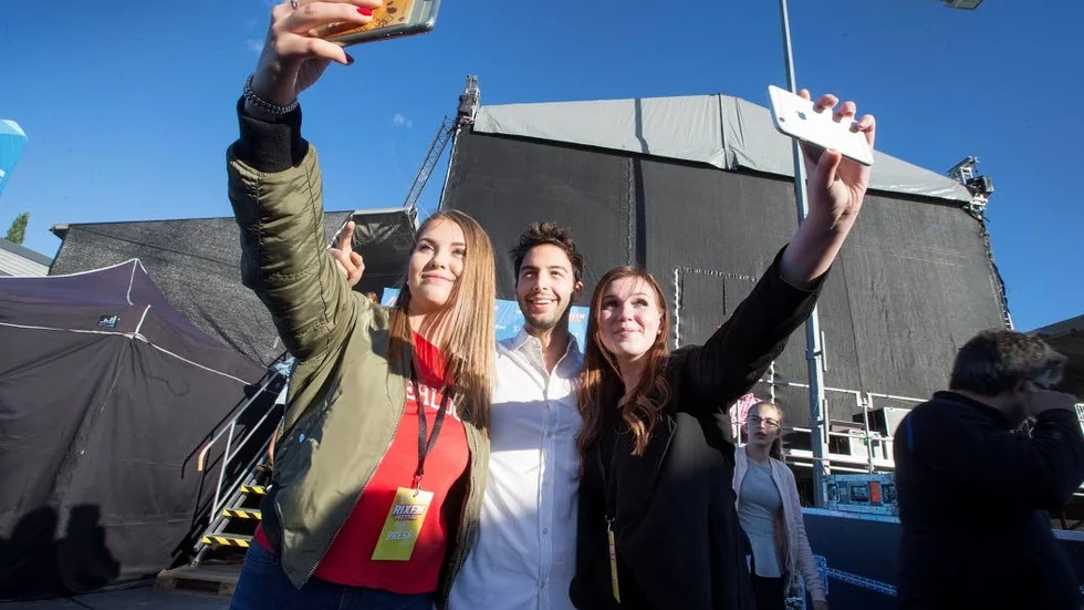 Julia Lindgren och Nathalie Lindroth fick träffa Darin backstage under Hamnfestivalen i Luleå