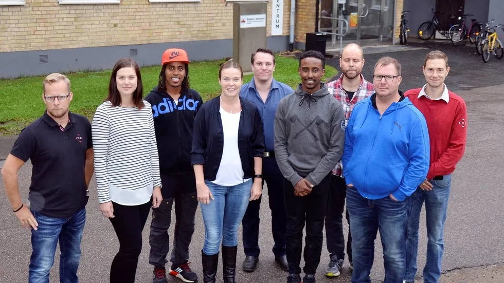 Utbildningsstart.  På bilden flankerar lärarna Joakim Helsing och Niklas Larsson eleverna Sofia Jonsson, Ahmed Osman, Sara Kristiansson, Jalle Olandersson, Abdirehman Said, Jon Andrée, Jani Ruuskanen.
