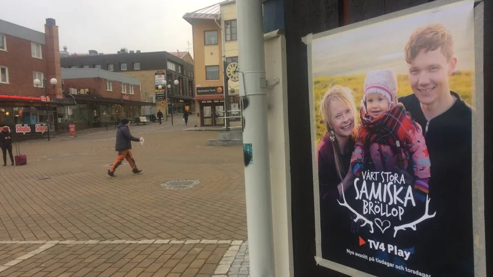 Affisch. I veckan har stora delar av Kiruna pyntats med reklam för brudparets egna tv-serie.