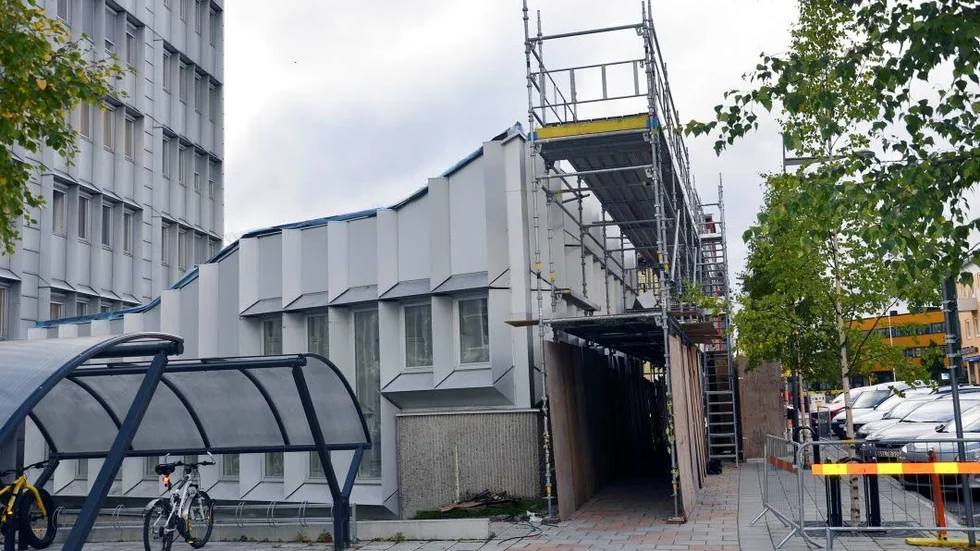 Vattenskadat. Det var även kommunstyrelsens tak i Bodens kommunhus. Så ett nytt tak har lagts på.