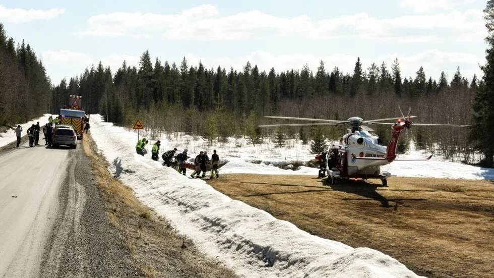 Pådrag. Älvsbyns räddningstjänst anlände först till haveriplatsen, strax därpå anslöt även räddningsstyrkor från Boden, liksom flera ambulanser.