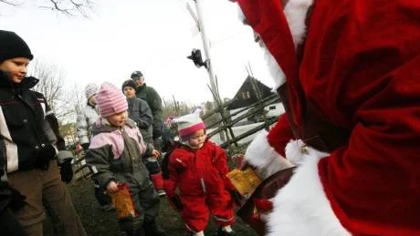 JULGLÄDJE. Alina Sandelin fick godis av tomten och hjälpte systern Vera så att hon också fick en påse.