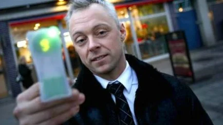 IDÈRIK. Mathias Fredriksson, visar uppfinningen av tiduret som håller koll på hamburgarna.