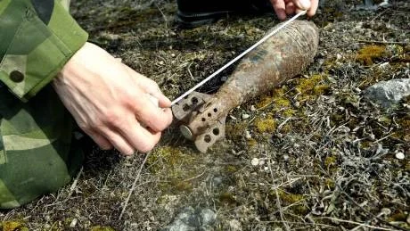 Granat. Den granat, cirka 30 centimeter lång, som i helgen hittades på södra Hällarna utanför Visby undersöktes i går av försvarets expertis innan den sprängdes. Den var inte skarpladdad, men kunde innehålla markeringsämnen, konstaterade man.