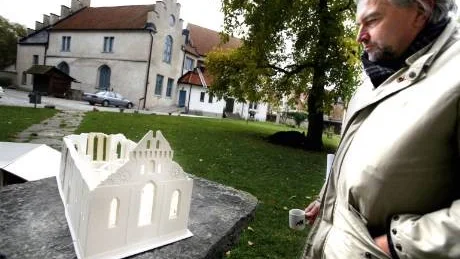 Arkitekten Finn Larsen framför modellen av S:t Nicolai - det som ska bli nya Kultudralen.