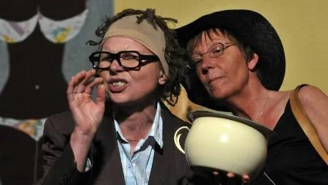 Antikförundran. Här ser vi hur Yvonne Stenbom och Ingrid Lindkvist samspråkar och det råder väl ingen tvekan om att samtalet kretsar kring ett nattkärl. Foto: Mats Hemlin