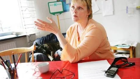 NÄTVERK. Hopplöst obekväma föräldrar - så kallar sig ett nybildat nätverk, som vill vara ett stöd för andra föräldrar. Anne Hallberg i Visby är redo att lyssna till oroliga föräldrar och ge ett och annat råd via telefon. Hunden Tippa är resursskolans fyrfota vän.