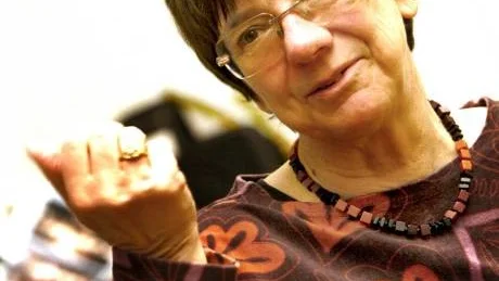 Engagerad. Kathy Gow-Sjöblom älskar att resa och hon älskar att uppleva nya språk, nya människor och nya kulturer. "När man träffar människor med en annan livsfilosofi måste man ibland ifrågasätta sig själv, det är nyttigt", resonerar hon.