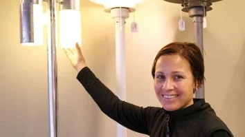 Susanne W-Myslys. Många lågenergilampor ger ett kallt sken som många kunder inte tycker om. Ett sätt att anpassa armaturerna därefter är att använda opalglas som ger ett mjukare och varmare sken. För armaturer med klarglas finns tonade lågenergilampor, kallade soft tone, som ger ett varmare sken.