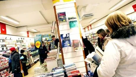 Över 100 lässugna kom till Bokias nattöppet och under tisdagen strömmade folk in och ut för att handla böcker om mat, historia och även barnböcker.