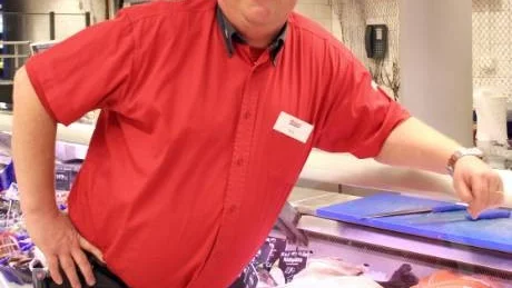Köpman. Dino Larsson är mest stolt över delikatessdiskarna och "Gotlandsgatan" i sin butik Ica Maxi i Visby.