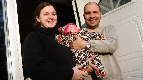 Ungt. Familjen Charlotte Karlsdotter Pettersson och Mårten Danielsson med Foles yngsta (?), Gabriella, sex veckor.