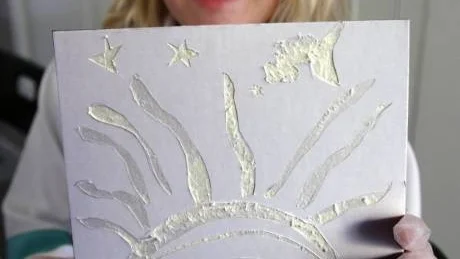 Uttrycksfullt. Emilia Kristiansson-Hammarskiöld visar sin solnedgång. Med hjälp av den här collografin ska hon sedan få trycka en bild.