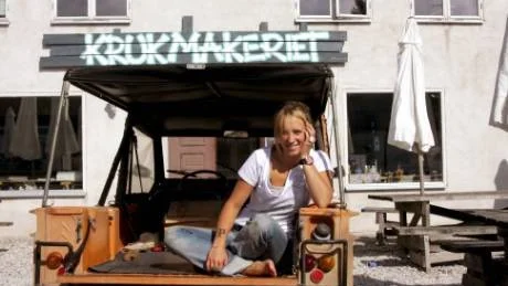 Ansvarslös. När affärskvinnan Josefin Ringbom är ledig vill hon helst slippa ansvar och ägande. Det mesta hon behöver har hon i sin älskade jeep, packad med det nödvändigaste för en campingtur vid havet.