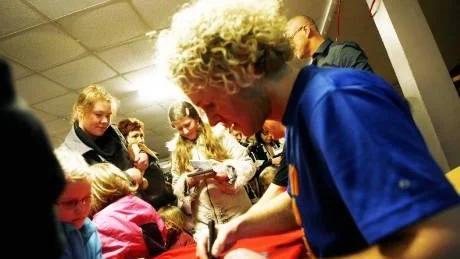 IDOL. Mojje är barnens idol och fick skirva många autografer.