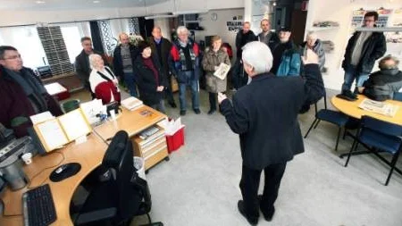 ÖPPET HUS. Det kom mycket folk när Gotlandmedia i lördags bjöd till öppet hus. Mer än 100 personer passade på att besöka lokalerna. Håkan Ericsson, chefredaktör på Gotlands Folkblad, visade runt i GT:s redaktionslokaler.