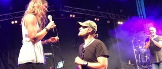 WEBB-TV Friade på scen under Dan Reed-konsert