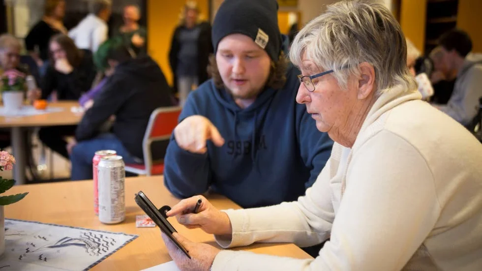 Anna-Britta Hansson fick lära sig lite mer om sin telefon tack vare Adrian.