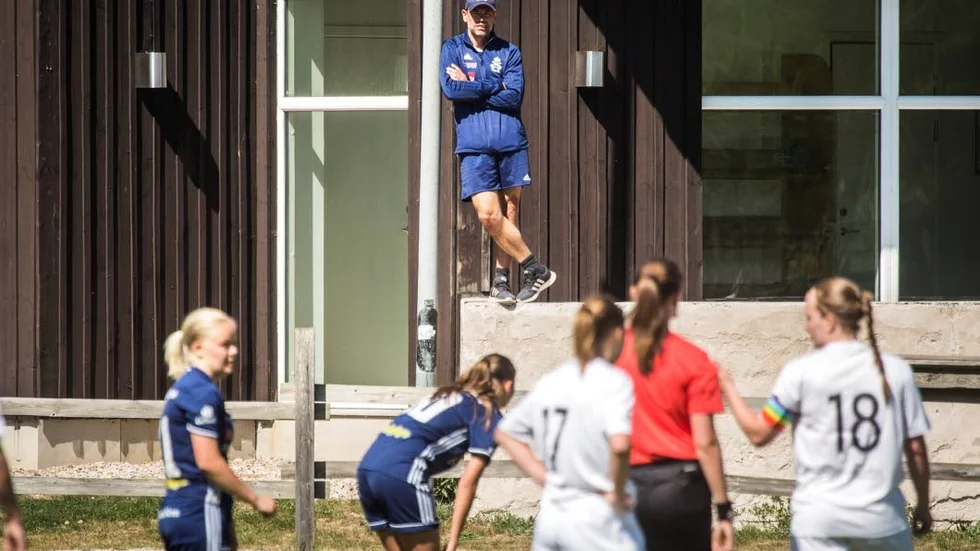 Tränaren Per Olsson Appelgren var avstängd och fick följa matchen från åskådarplats.