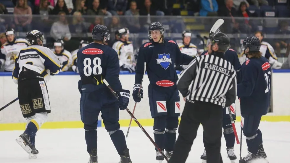 Allsvenska Karlskoga fick slita för segern i Visby ishall.