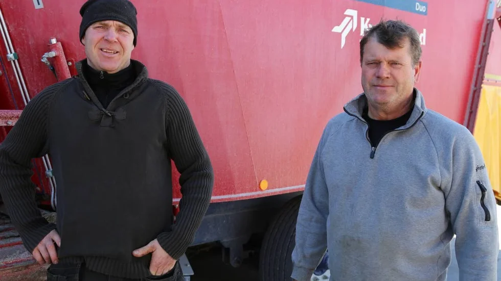Väntan. Vid Nybjärs i  Hörsne håller Fredrik Martis och Michael Kolmodin på att byta inredning i en lagård, så vårbruket får vänta någon vecka.