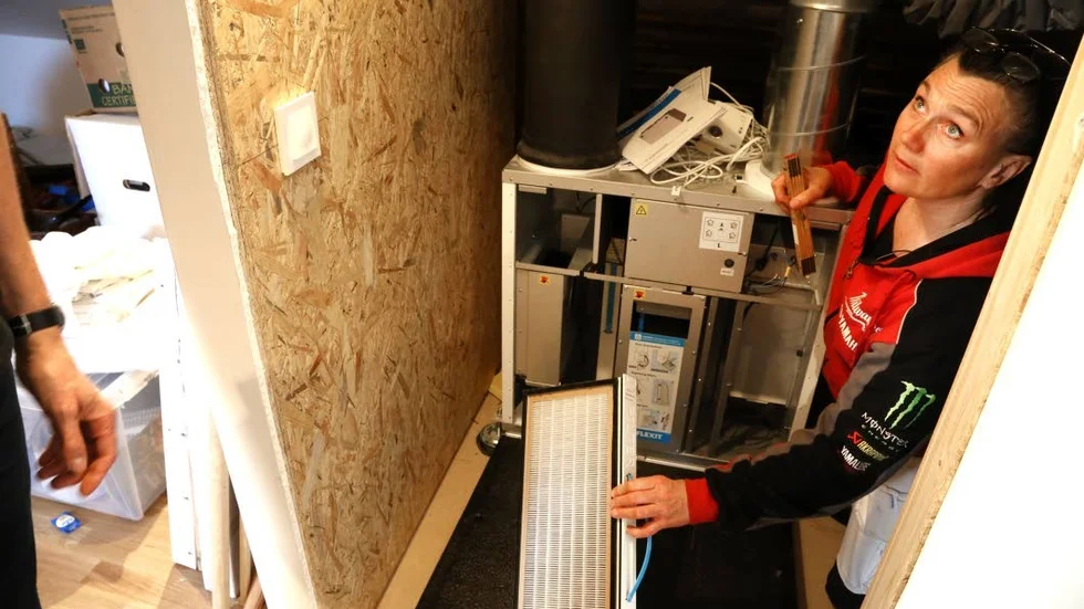 Veronica Holmberg byter filter en gång om året i sin ventilationsanlägging. Inomhusluften tycker hon är viktig.