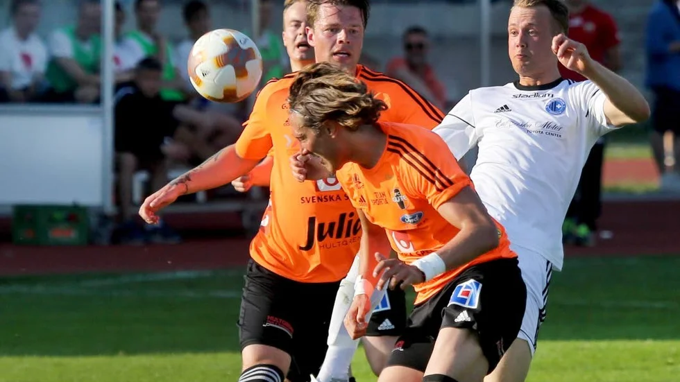 Gustaf Nordkvist och Sebastian Starkenberg i kamp med Daniel Sterner i Täby.